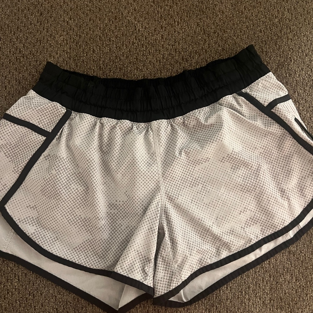 Lululemon Tracker Short Diamond Camo Silver Spoon Grey‎ 4-way, size 10. GUC